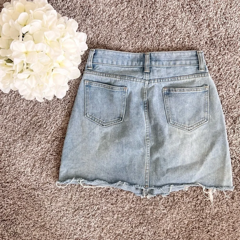 Lulu’s Distressed Denim Mini Skirt Sz S - Picture 2 of 4